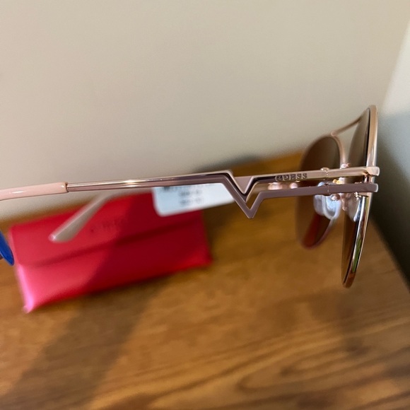 Guess Sunglasses - Picture 3 of 4